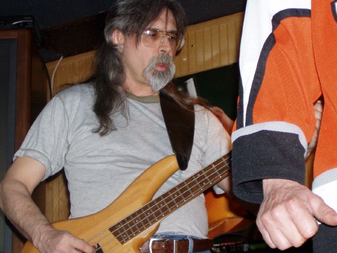 Bal plays bass into Dean's armpit ( are these the Froggy Bottom Boys? )